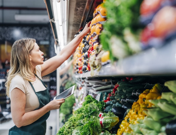 „Nyers csirkelábat rágcsált a néni.” -Hipermarketes dolgozók zavarbaejtő történetei