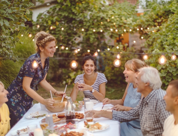 „Az anyuka által lenyalogatott csirkeszárnyakból evett mindenki” – Megdöbbentő családi szokások