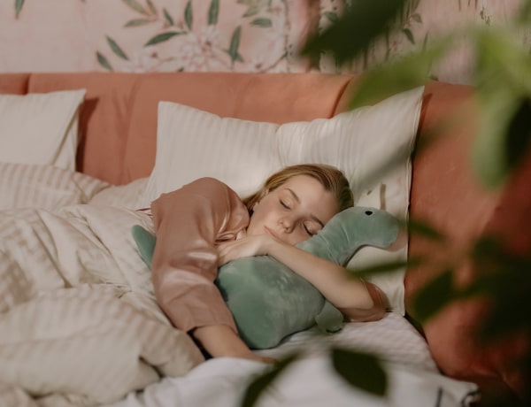 Érdekes előnyei vannak, ha felnőttként is plüssállatokkal alszol