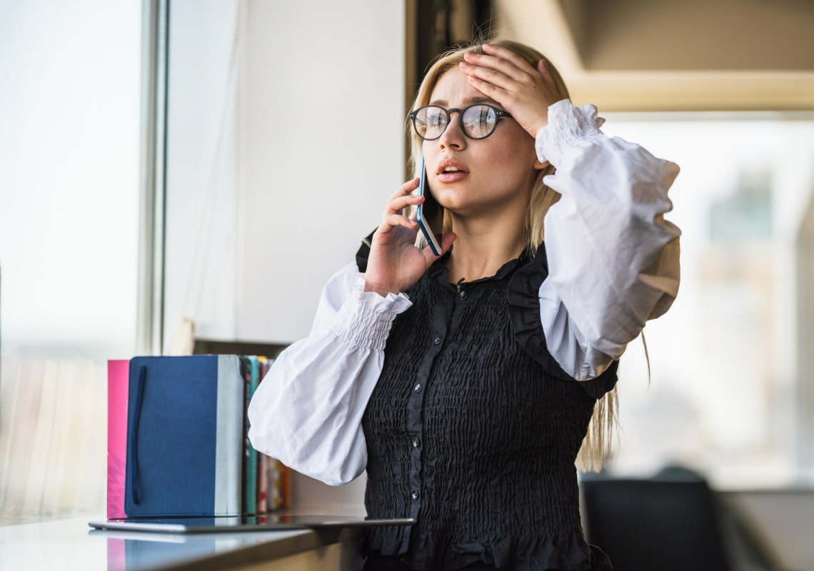 „Egy hölgy állandóan ölelgette a fiatal férfi kollégákat” – A legképtelenebb HR-es panaszok