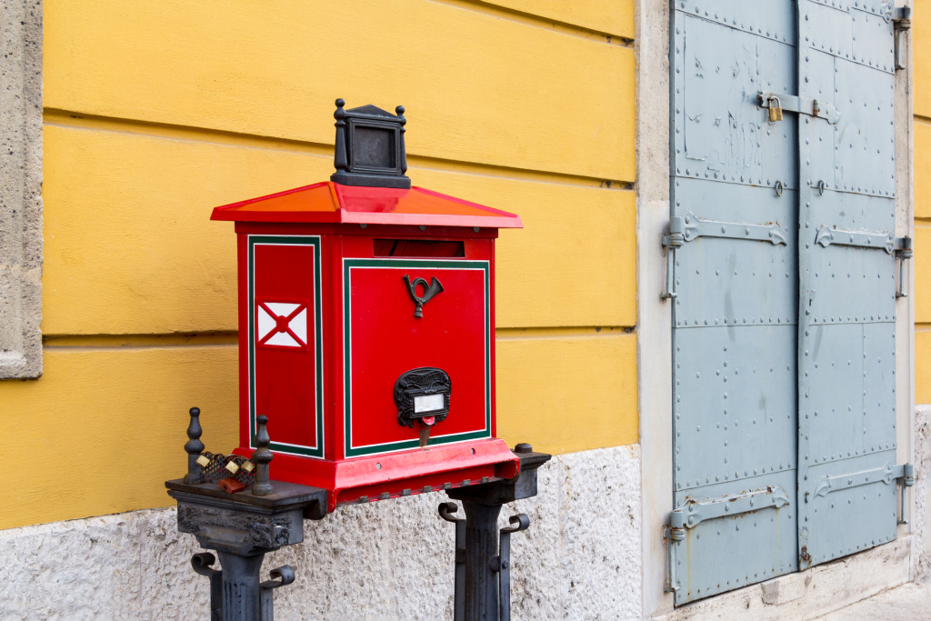 Gyémántot is adtak fel postán! A legfurcsább tárgyak, amiket a posta szállított