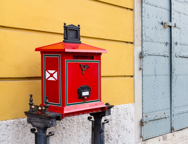 Gyémántot is adtak fel postán! A legfurcsább tárgyak, amiket a posta szállított