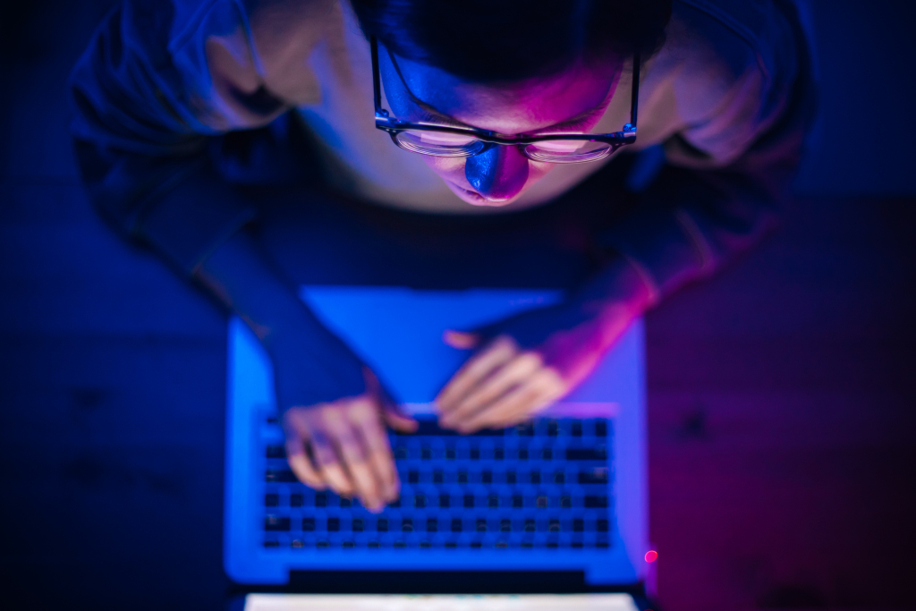 „Elhunyt férjének írt évekig üzeneteket” -Hackerek mesélnek arról, amit jobb lett volna ne lássanak