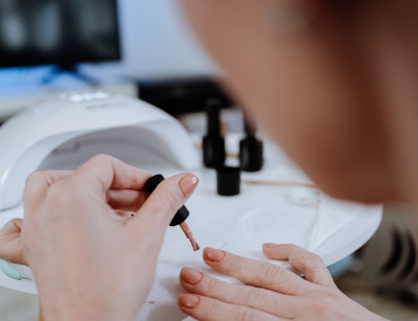 A bőrgyógyászok szerint károsak lehetnek a körmösök UV-lámpái