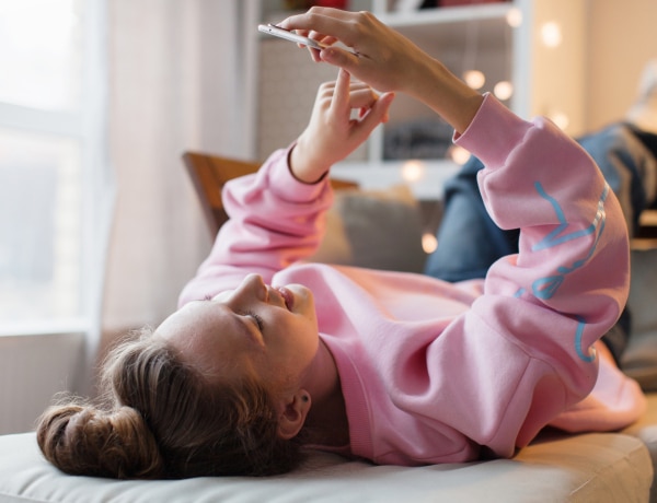 Így függ össze modern szokásainkkal, hogy évekkel előbb kamaszodnak a gyerekek 