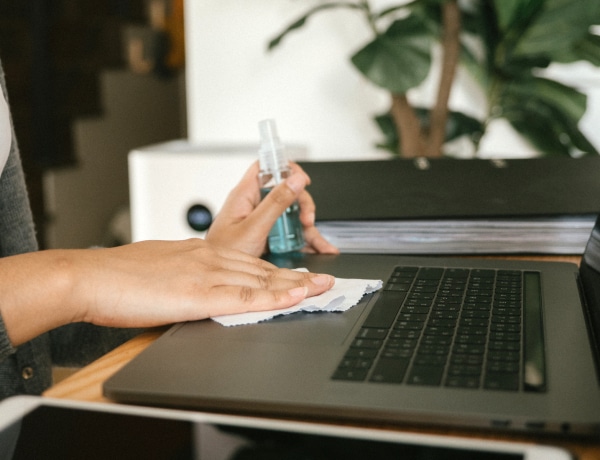 A laptopod koszosabb lehet, mint hinnéd – így takarítsd ki helyesen