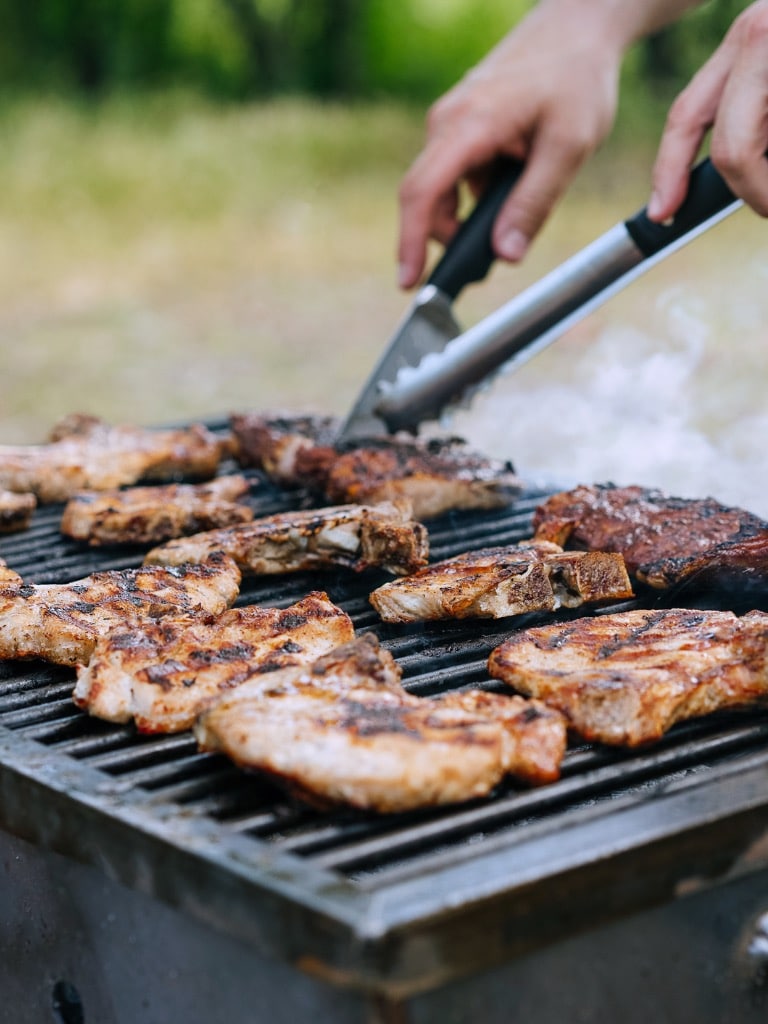 A húsok grillrácsra nyomkodása