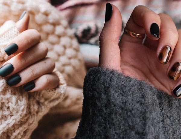 Eljött a sötét körmök ideje: A Dark Academia Nails trend