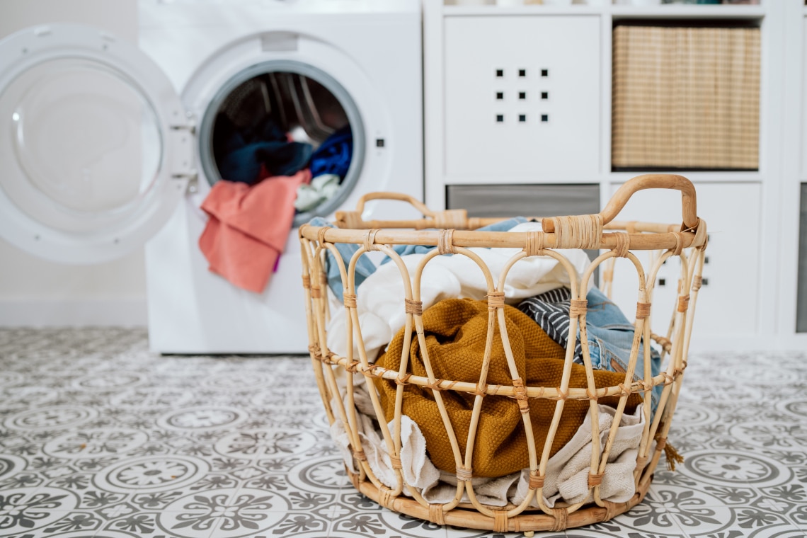 Büdös ruhák mosás után: 5 trükk, amitől mindig frissek lesznek a ruháid