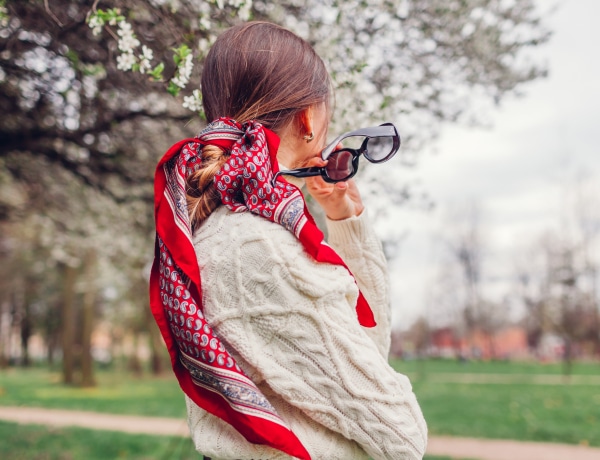 Nem csak a nyakadon tekeredhet: így hordd idén ősszel a sálakat és kendőket