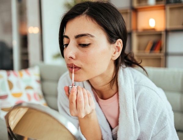 Ez történik a fejedben, ha nem viselsz sminket: érdekes változások az önbizalmadban
