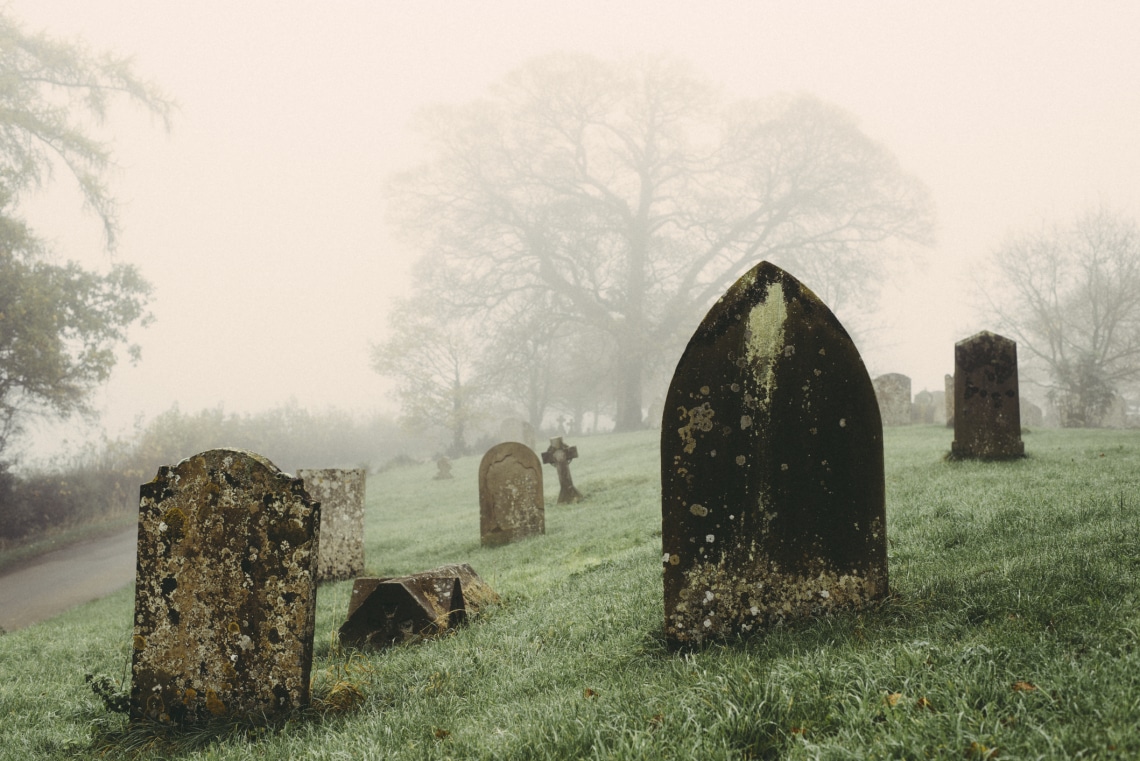 Szögek, láncok, lefejezés: 4 bizarr temetkezési szokás, amivel a sírban tartották a halottakat