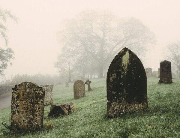 Szögek, láncok, lefejezés: 4 bizarr temetkezési szokás, amivel a sírban tartották a halottakat