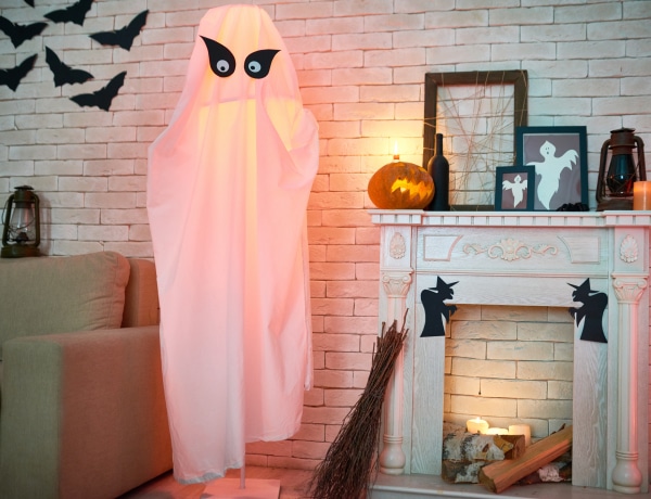 Szellemes halloweeni dekorációk – egyszerű ötletek, középpontban a szellemek