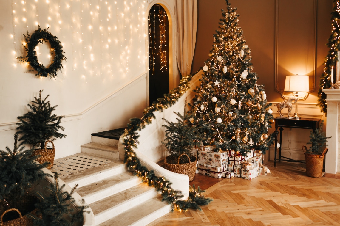 Meseszép karácsonyi dekorációk a lépcsőkorlátra – a visszafogottól a grandiózusig
