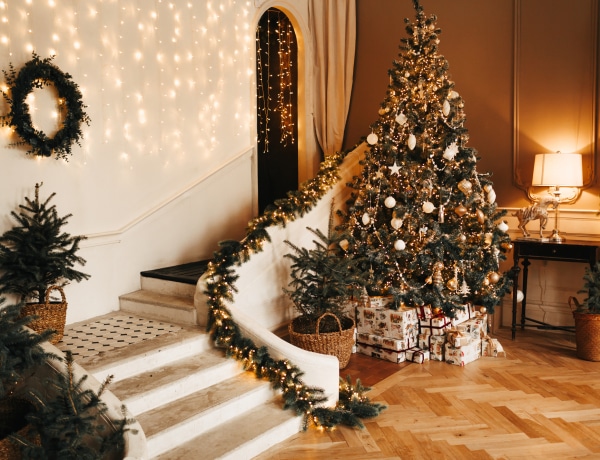 Meseszép karácsonyi dekorációk a lépcsőkorlátra – a visszafogottól a grandiózusig