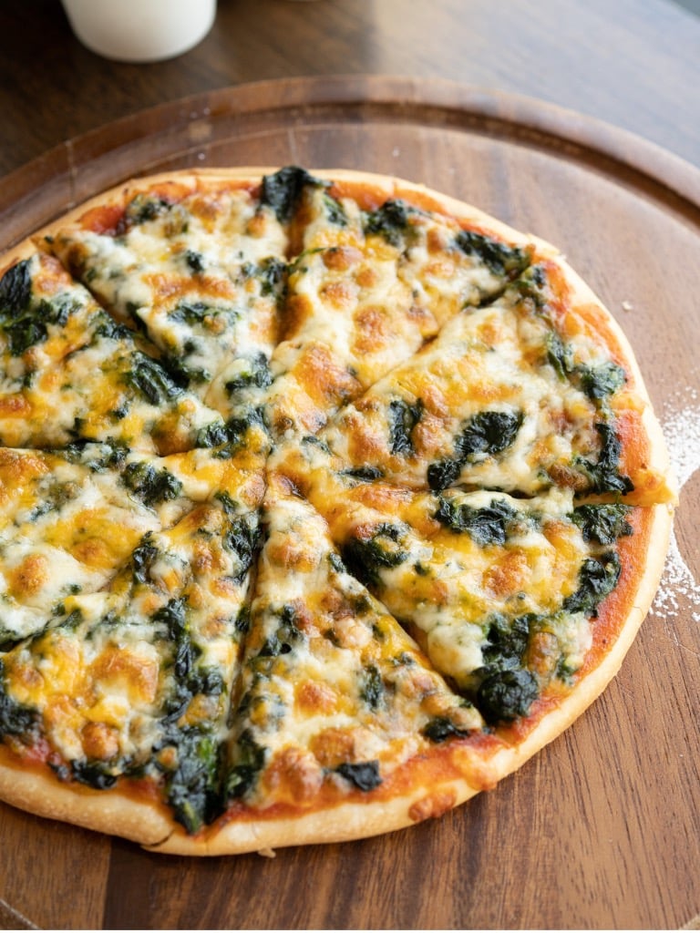 Spenótos-kéksajtos pizza