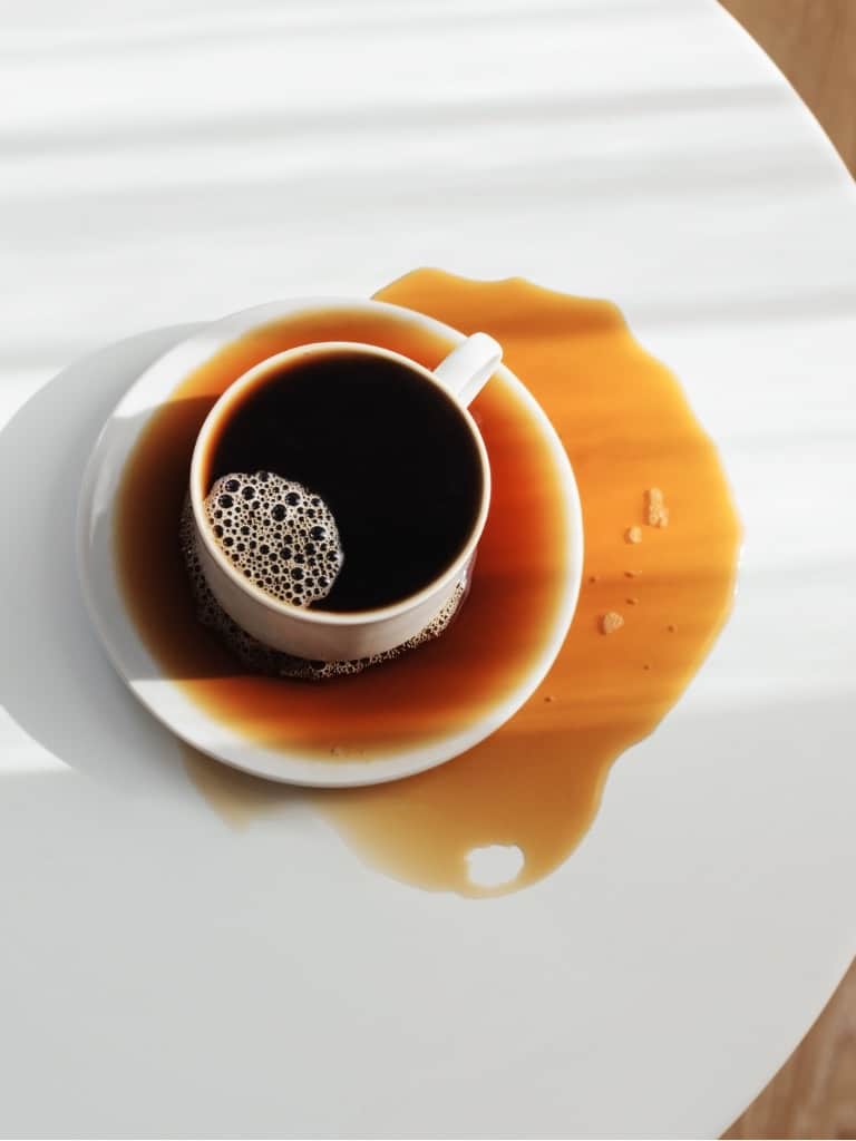 Ha keményebb felületű bútorok lettek kávésak