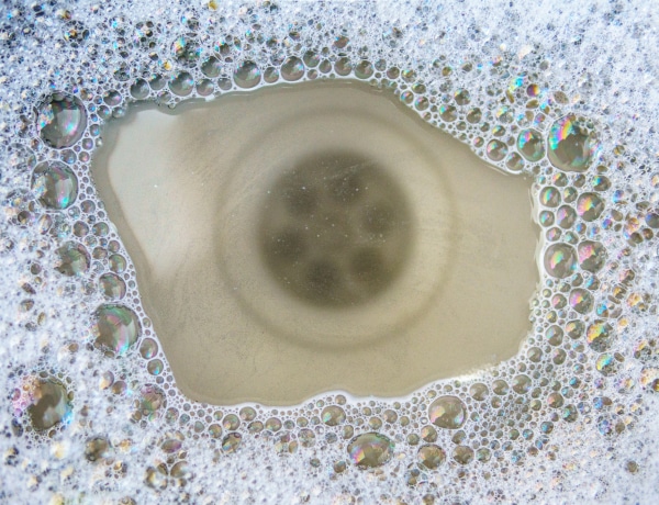 Így szüntesd meg a lefolyó dugulását ecettel és szódabikarbónával