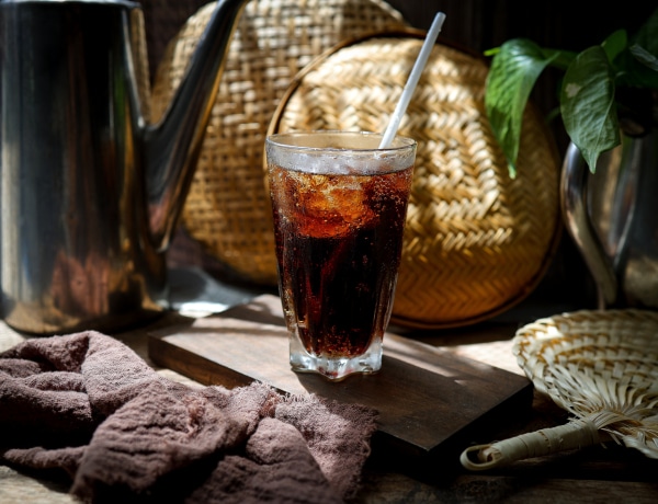 Ez zajlik le egy óra alatt a szervezetedben, ha cukros kólát iszol