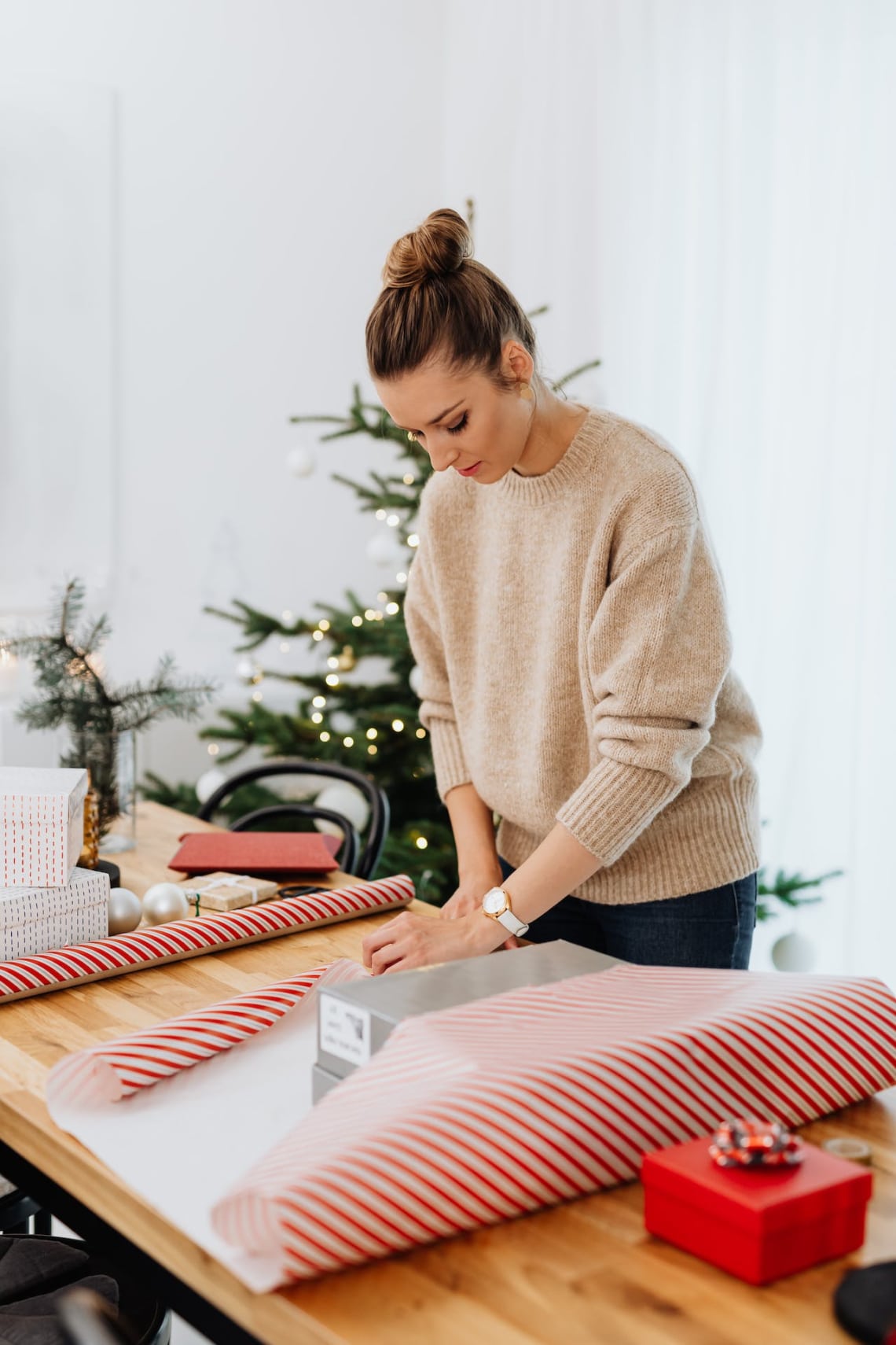Húzd a papír laza oldalát az ajándék tetejére: