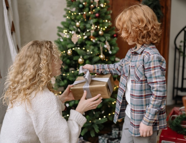 Mit vegyünk a gyereknek karácsonyra, ha nem akarjuk, hogy elvesszen az ajándék a fa alatt?
