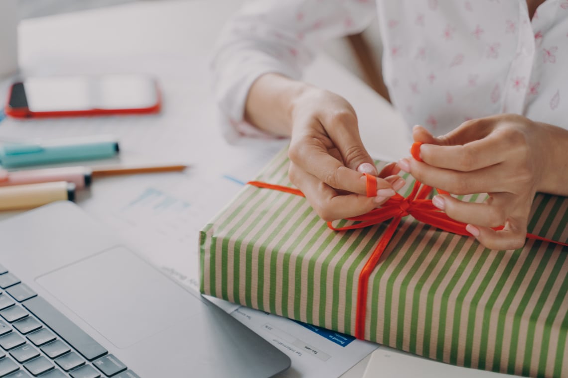 Így lepd meg a kollégáidat karácsonyra: tuti-siker ajándék ötletek