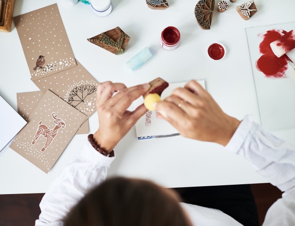 Gyönyörű DIY karácsonyi lapok és ajándékkísérők