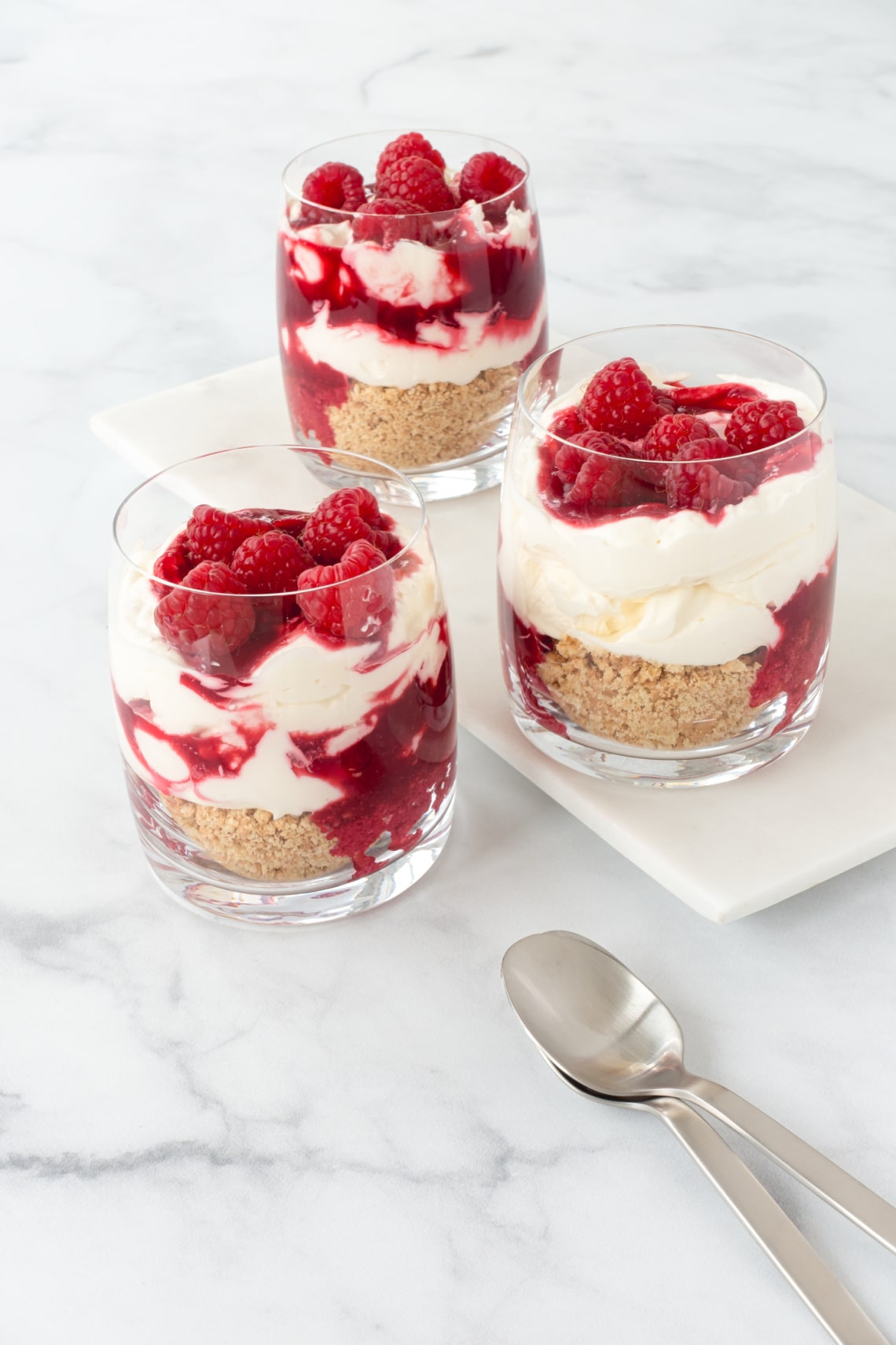 Egészséges málnás sajttorta pohárban