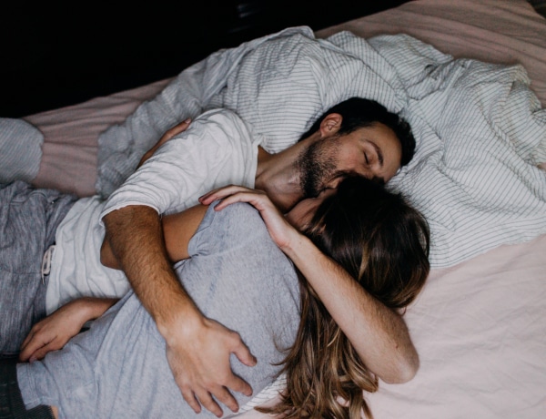 A túlértékelt nászéjszaka: van mit kezdeni egymással hullafáradtan?