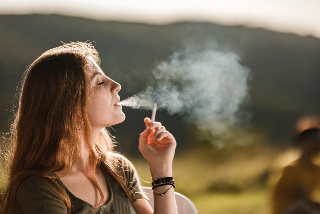 Egy nő soha nem ad tüzet! Dohányzási etikett (18+)
