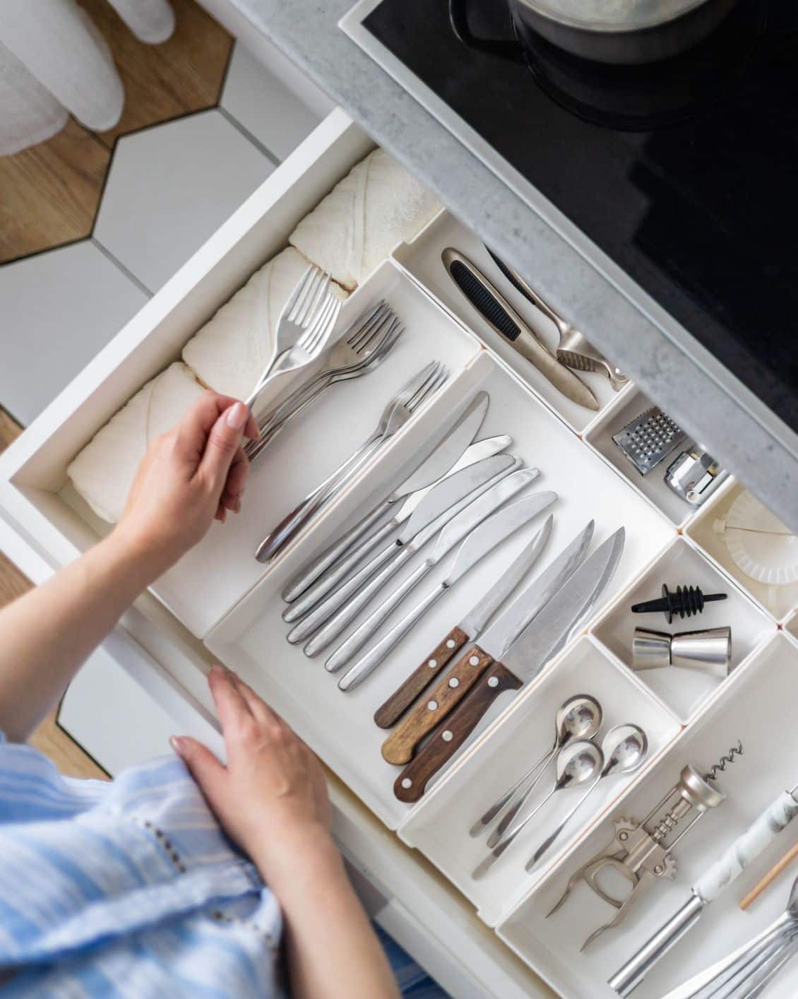 Béleld ki a fiókokat és a polcokat