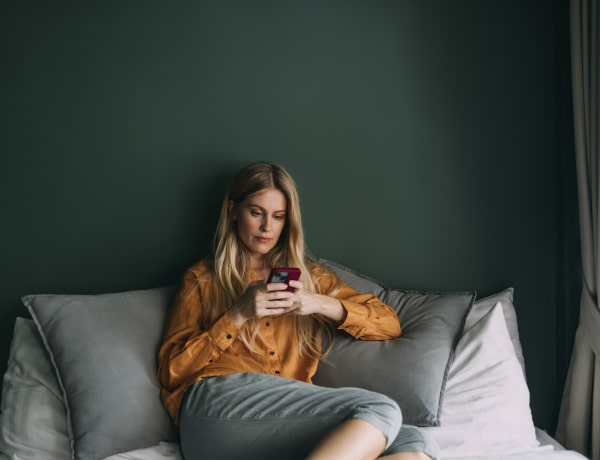 Miért olyan idegesítő a várakoztató zenét hallgatni a telefonon?