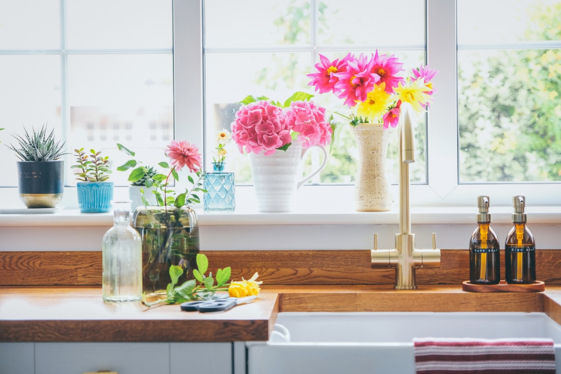 Így tisztíthatod meg a mosogató lefolyóját természetes összetevőkkel