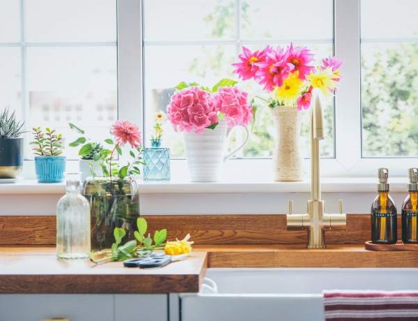 Így tisztíthatod meg a mosogató lefolyóját természetes összetevőkkel