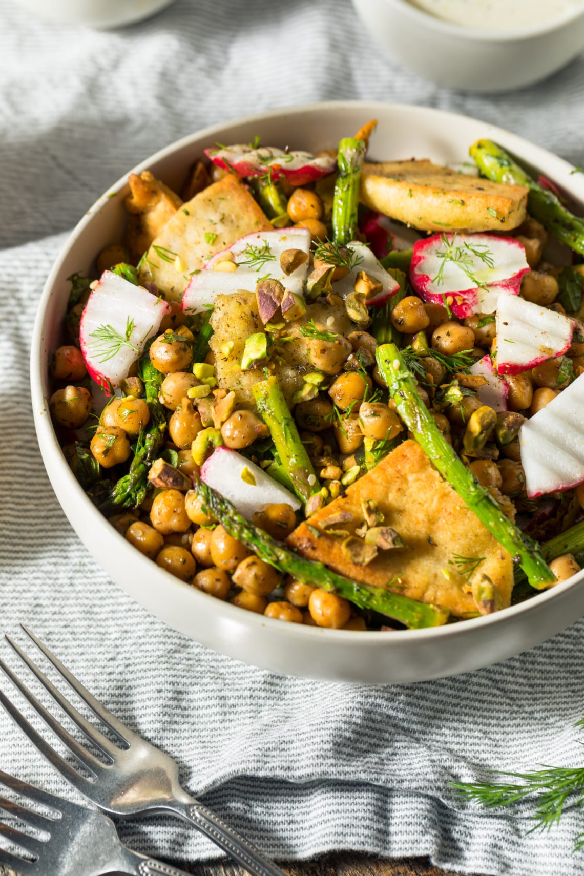 Csicseriborsós-pisztáciás fattoush