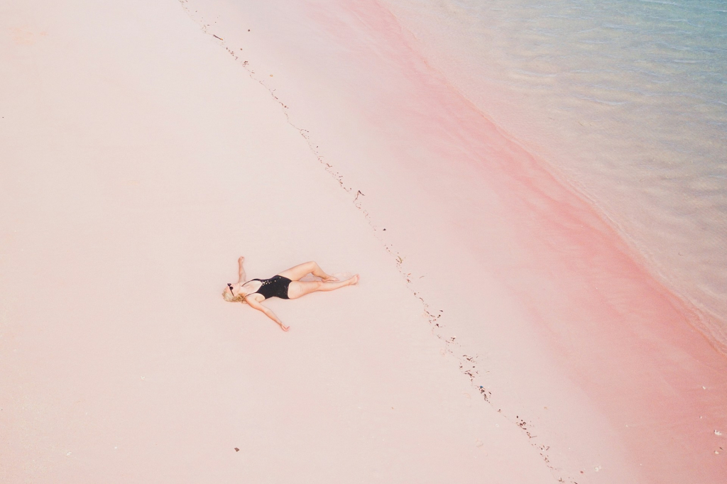 A világ 5 legszebb rózsaszín strandja – Mintha az MI generálta volna a fotókat, pedig nem!