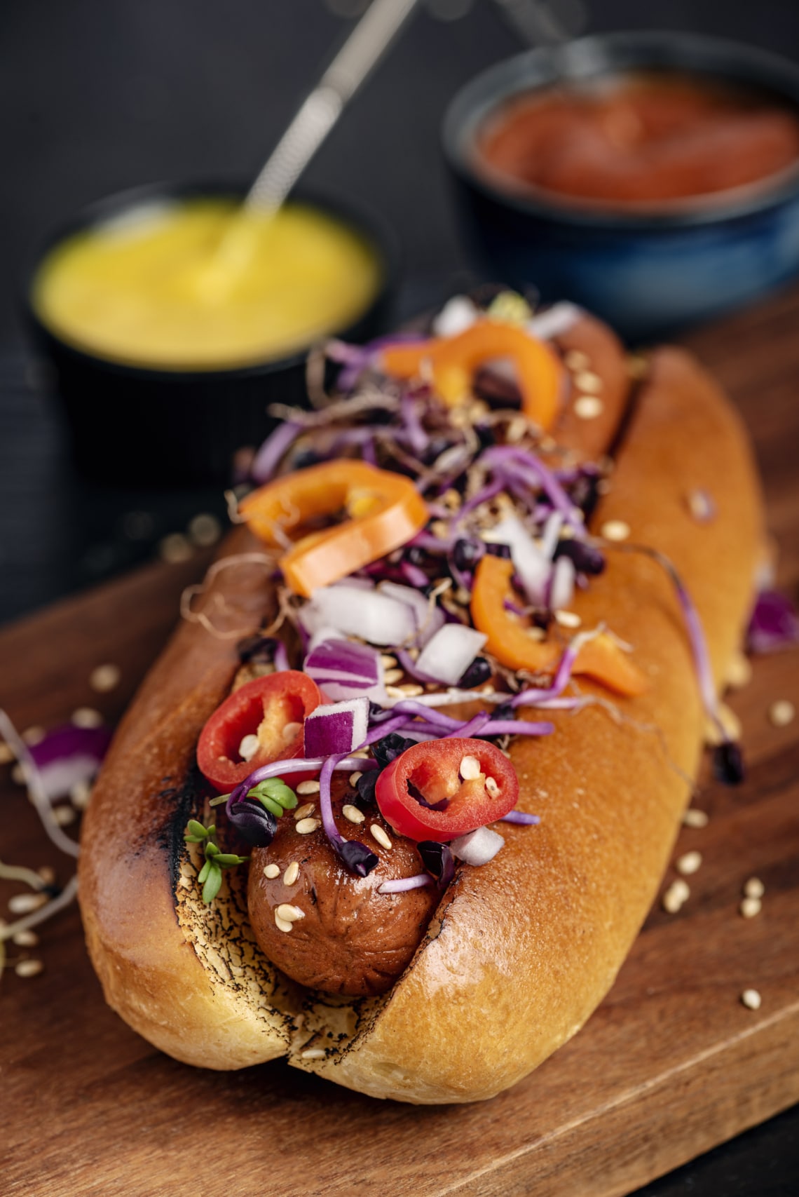 Hot dog salátával