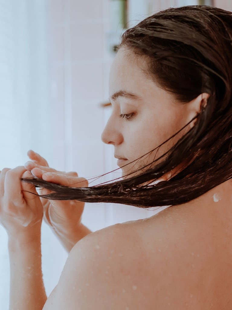 Használj hideg vizet a hajad öblítéséhez