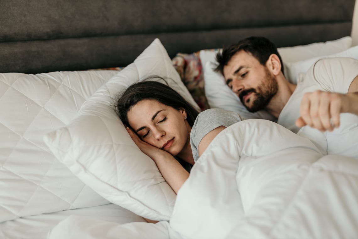 Ezt tedd, ha nehezen tudsz aludni a párod mellett