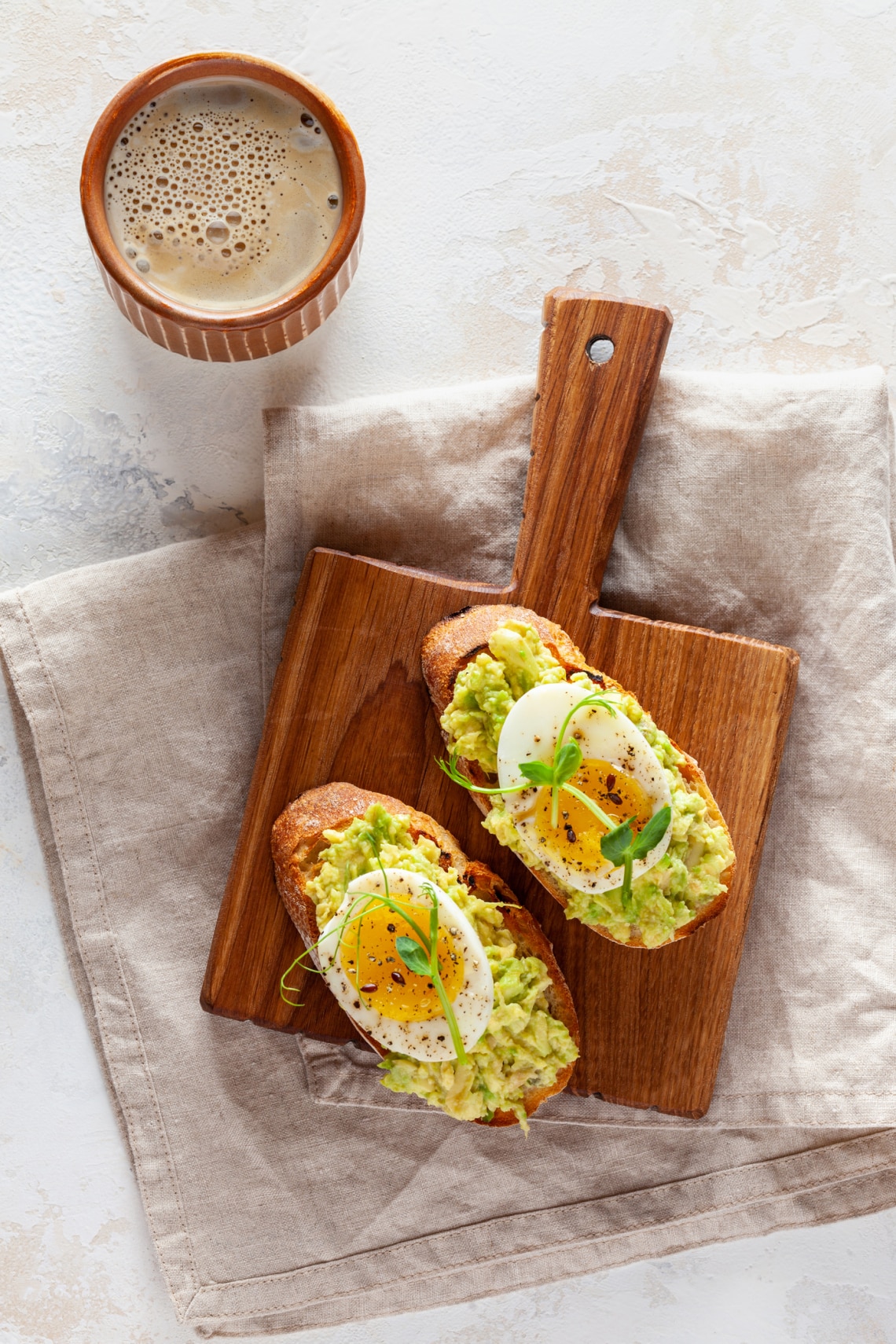 Avokádós bruschetta főtt tojással