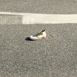 Miért mindig csak fél pár cipőt látunk elhagyva? A rejtély nyomában