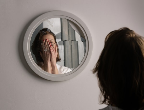 Mit üzen a törött tükör? Ezt mondja a babona és a pszichológia