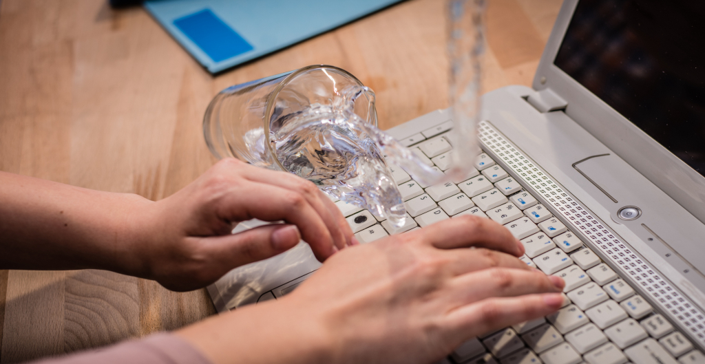 Elsősegély tippek: így mentsd meg a vizes laptopodat