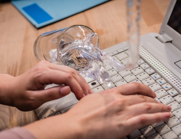 Elsősegély tippek: így mentsd meg a vizes laptopodat
