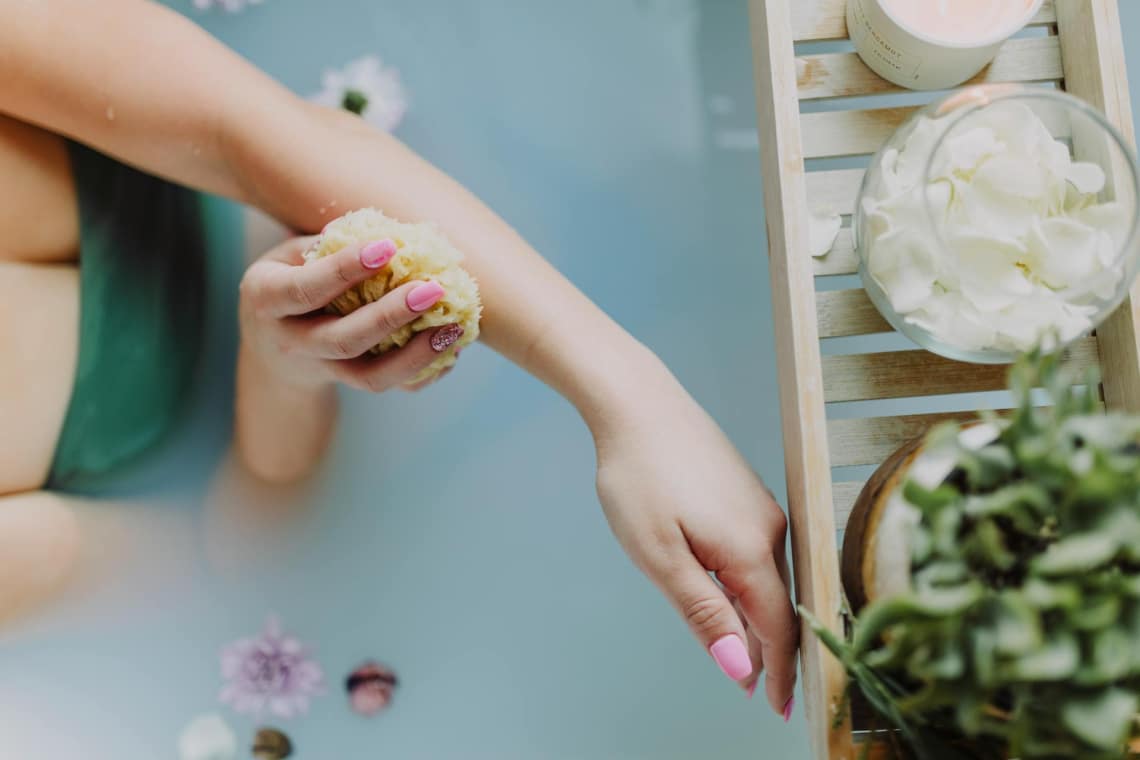 Melyik szín nyugtat meg a fürdőkádban? Próbáld ki a színterápiás fürdőrituálét