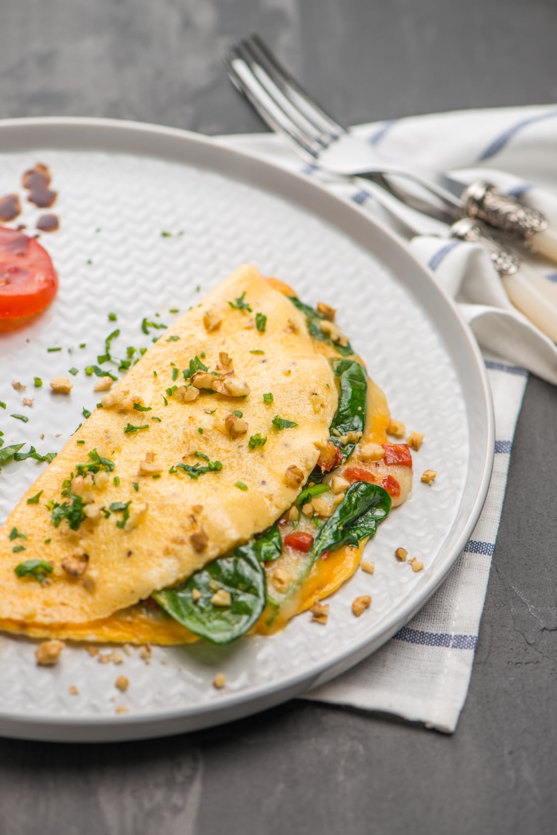 Zöldséges omlett teljes kiőrlésű pirítóssal