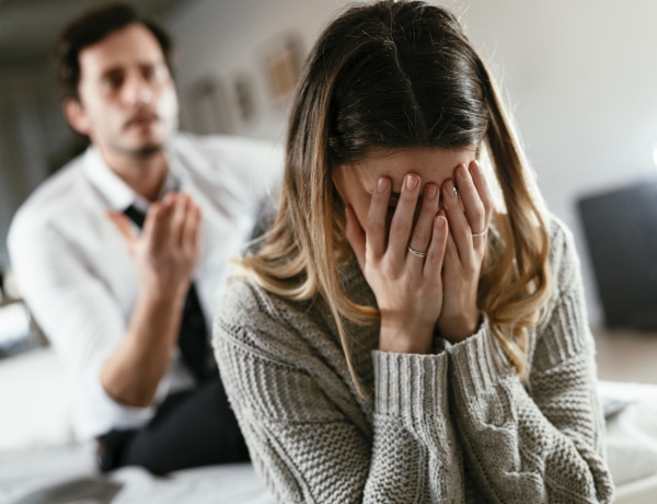 „Ha nekem is takarítanom kell, akkor minek vettelek el?” Igaz történetek a legrosszabb férjekről