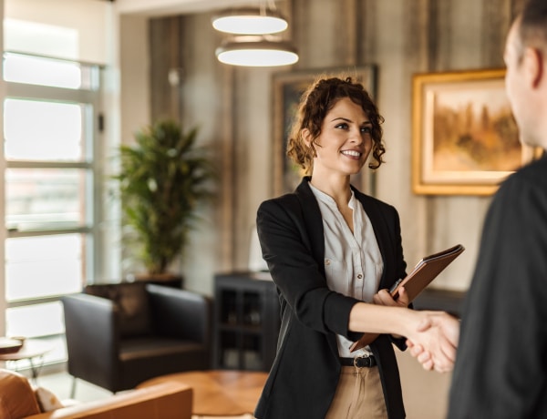 Mikor kell neked először bemutatkozni? A bemutatkozás illemtana