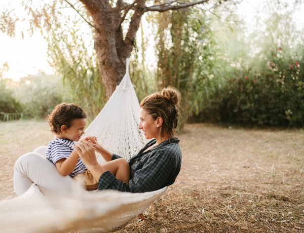 Barátok tudnak maradni a gyerekmentes és gyerekes nők? 10 érdekes történet